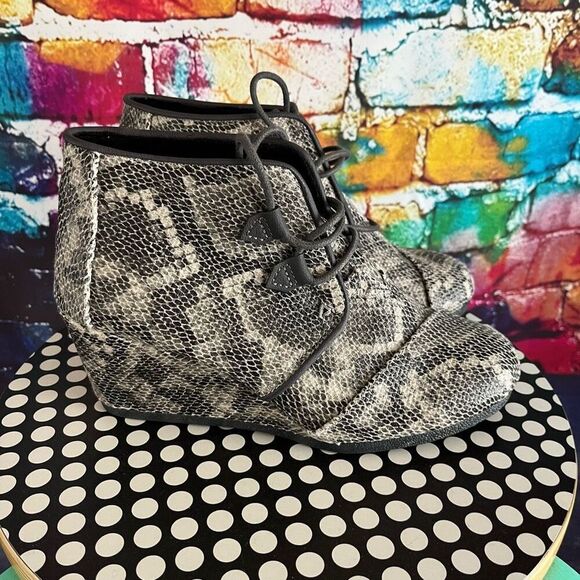 TOMS Faux Snakeskin Kala Round Toe Wedge Lace Up Booties Size 8.5 - Picture 1 of 8